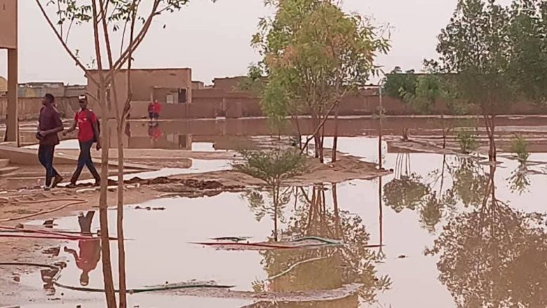 Arlit sous les eaux : les pluies torrentielles perturbent la vie scolaire et résidentielle