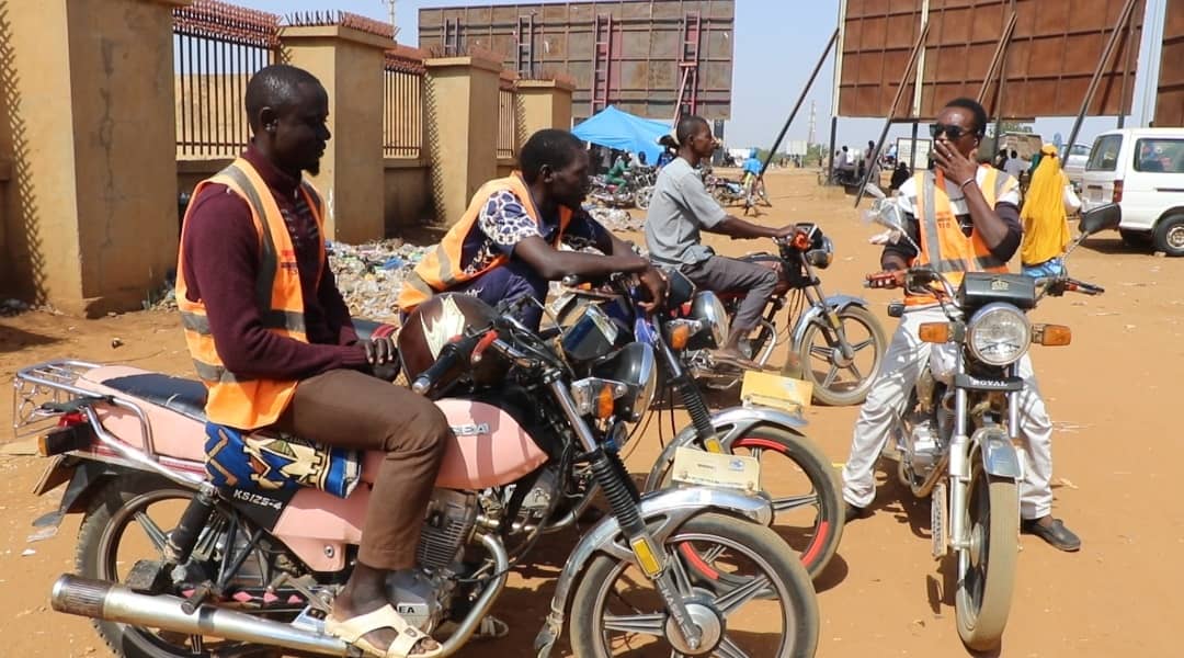Les taxi-motos de Niamey adoptent les gilets pour une meilleure identification et sécurité