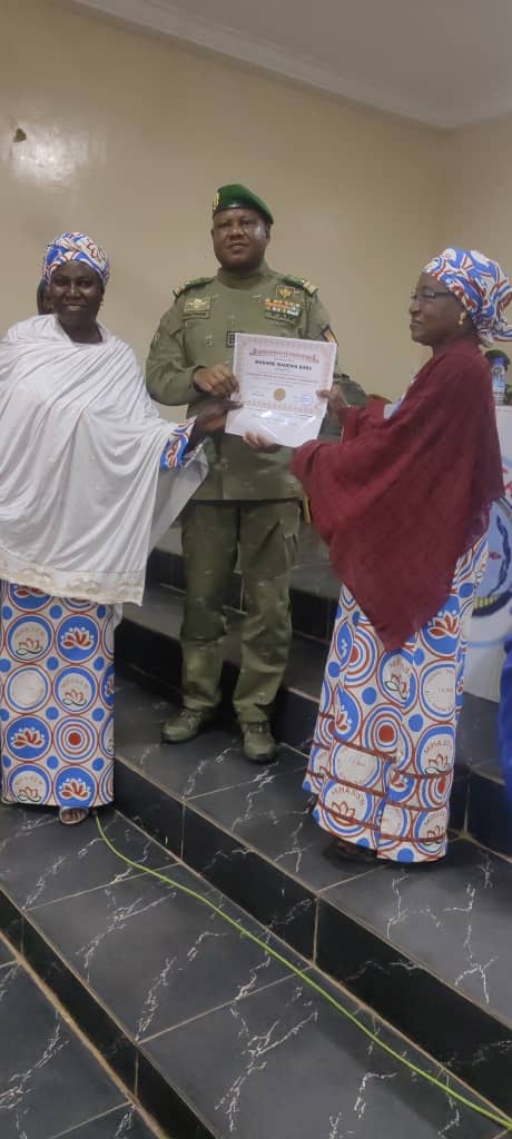 RESAFEL Tahoua décerne des certificats à 100 femmes leaders