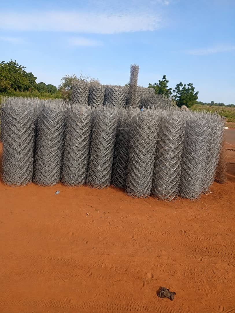 Des jeunes handicapés de Niamey trouvent l'autonomie dans la fabrication de grillages