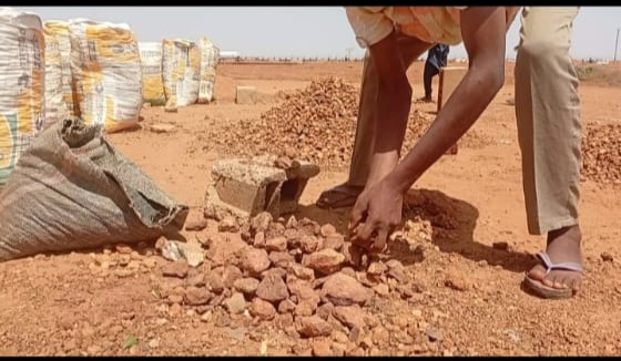 Le quotidien éprouvant de Hadjo, travailleuse du gravier à Niamey