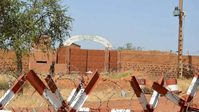 Arrestations massives dans les douanes et la police nigériennes : un scandale de mœurs secoue le pays