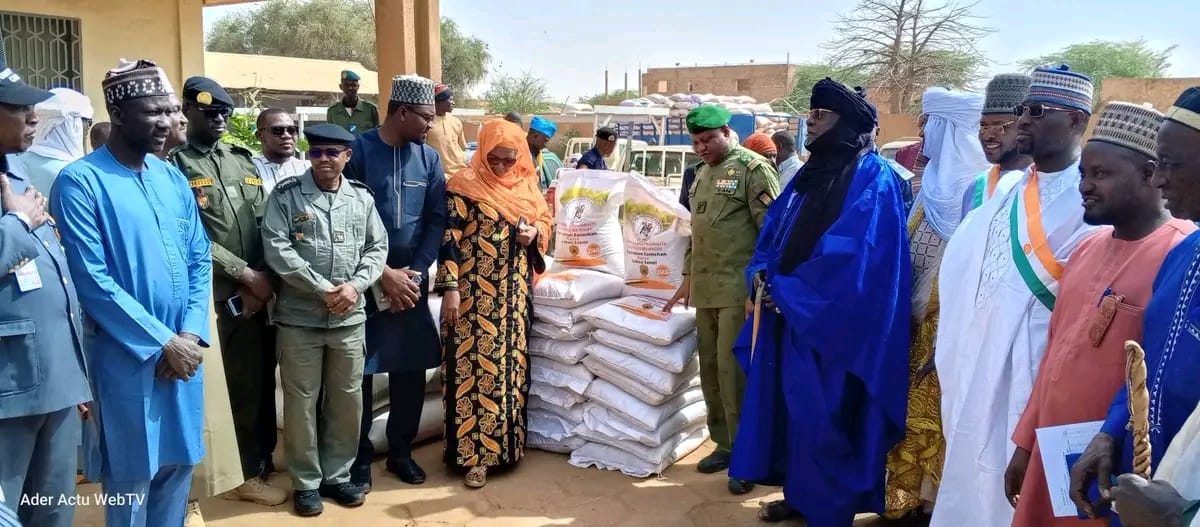 Le programme 'Refondation' du CNSP distribue des vivres dans la région de Tahoua